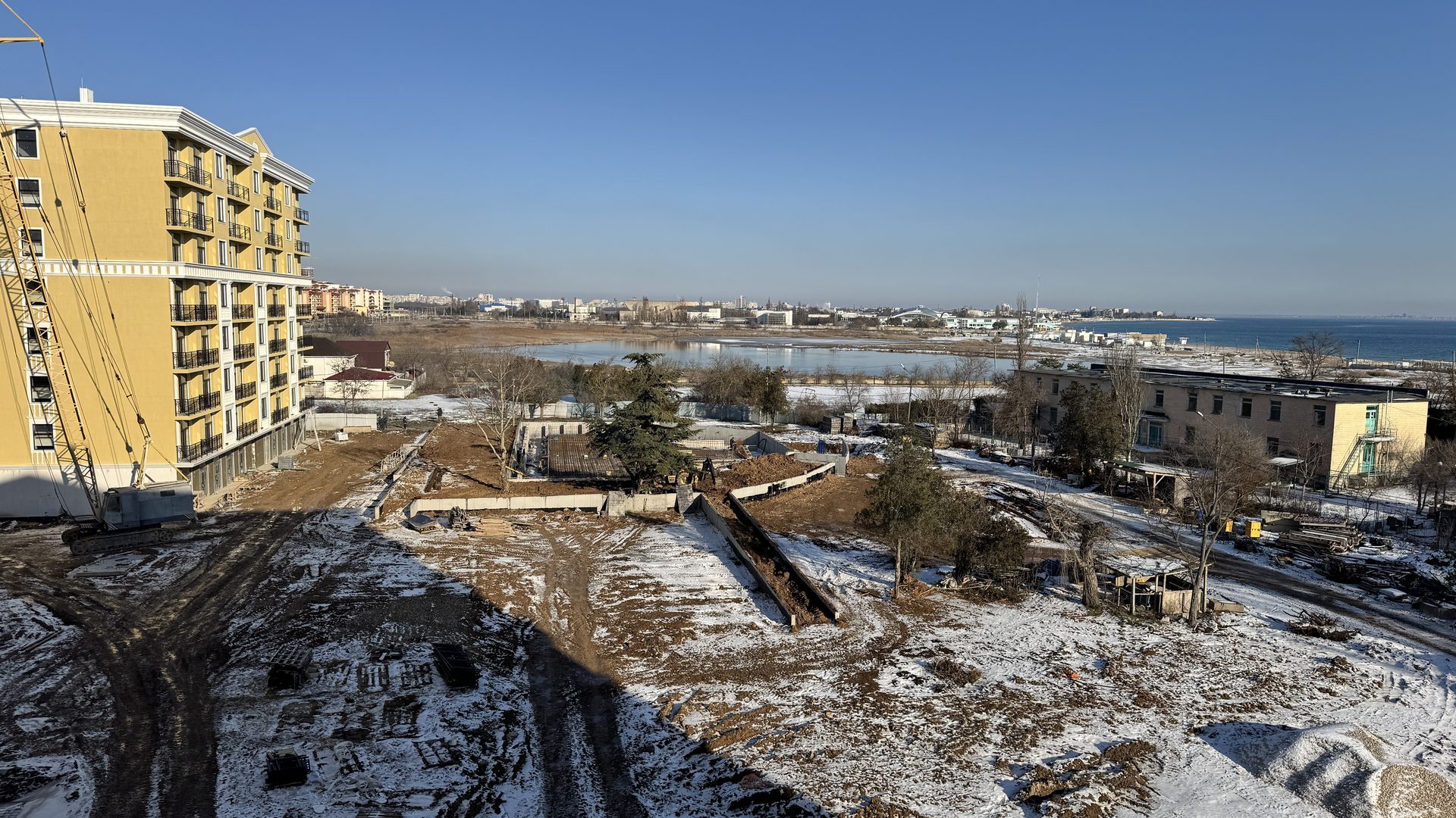 Ход строительства комплекса «Новая Керкинитида», январь 2026 — площадка у моря и лагуны